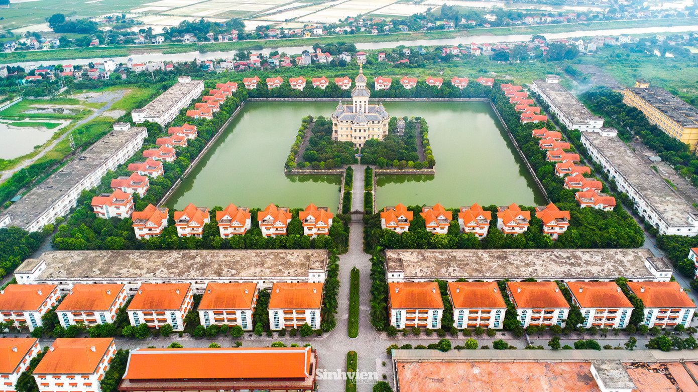 Theo công bố tháng 2/2025 của Cục Thuế tỉnh Hà Nam, cả Trường Đại học Hà Hoa Tiên và đơn vị chủ quản là Công ty Cổ phần Hà Hoa Tiên đều đứng đầu danh sách nợ thuế, với số nợ lần lượt là hơn 58 tỷ và hơn 28 tỷ đồng, tiếp tục tăng đáng kể so với năm trước. Đáng nói, đây là các khoản nợ thuộc diện đã bị cưỡng chế nhưng bất thành.