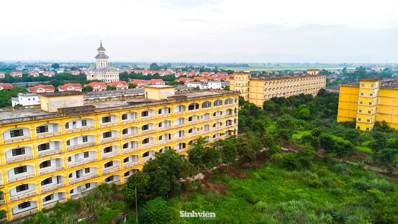 Thực tại ở khu đất Trường Đại học Hà Hoa Tiên hiện nay là một nghịch cảnh trớ trêu. Một bên là những dãy nhà học, ký túc xá của dự án giáo dục đã &quot;chết lâm sàng&quot; suốt cả thập kỷ, chìm trong cảnh hoang tàn. Còn một bên là những dãy nhà hiện đại với những biệt thự khang trang và nổi bật giữa trung tâm là một &quot;tòa lâu đài&quot; lộng lẫy.