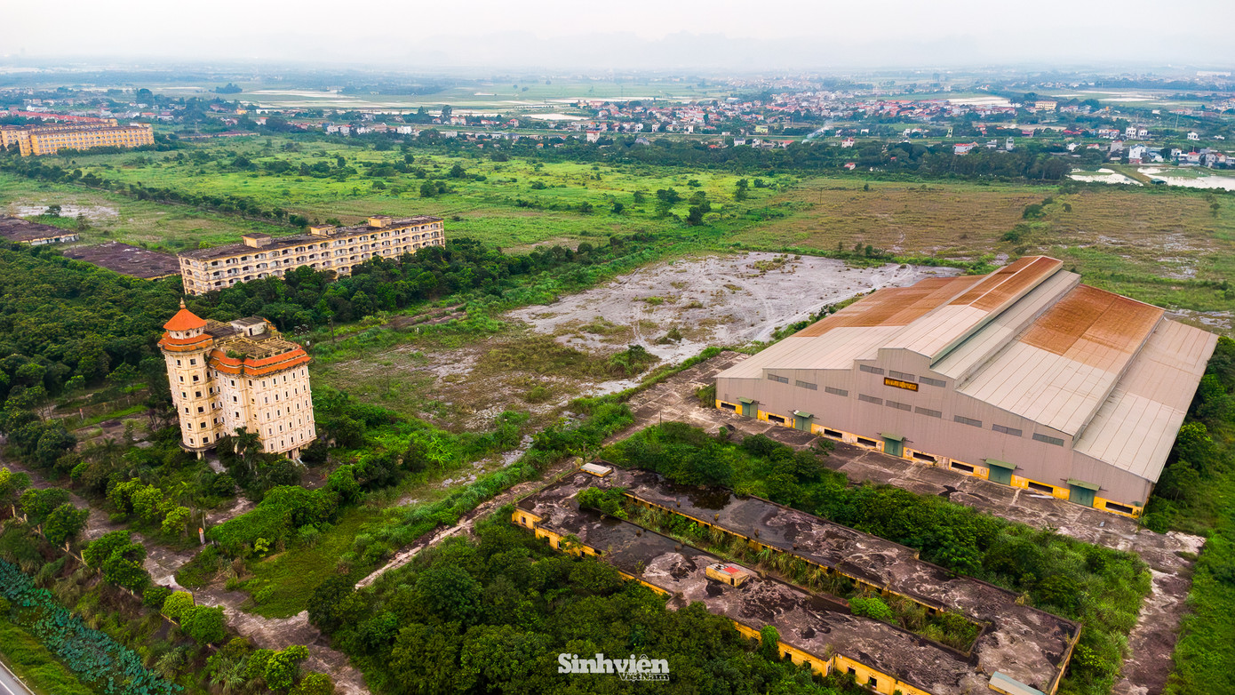 Thành lập từ năm 2007 theo mô hình tư thục, Trường Đại học Hà Hoa Tiên tọa lạc tại vị trí đắc địa ngay mặt Quốc lộ 1A, thuộc thị xã Duy Tiên, tỉnh Hà Nam, nay là tỉnh Ninh Bình. Với quy mô lớn và cơ sở vật chất được đầu tư kiên cố, trường từng công bố tuyển sinh khoảng 2.000 sinh viên mỗi năm, hứa hẹn trở thành một môi trường học tập hiện đại.