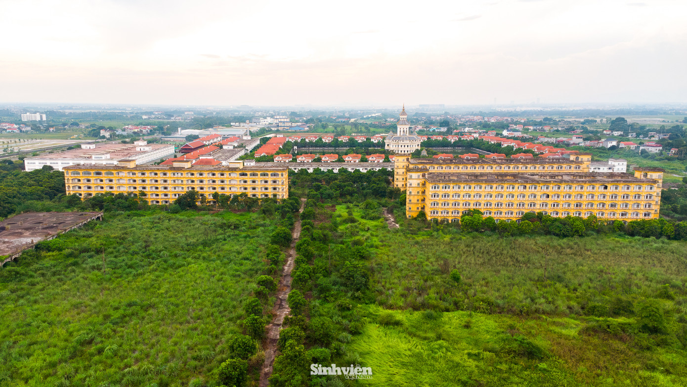 Tuy nhiên, trái với những kỳ vọng ban đầu, ngôi trường này đã không có bóng dáng sinh viên trong hơn một thập kỷ qua. Theo ghi nhận, khuôn viên trường rộng lớn nhưng cỏ dại mọc um tùm, nhiều khu nhà đã xuống cấp nghiêm trọng, tường bong tróc, phủ đầy rêu mốc. Cổng trường luôn trong tình trạng khóa kín, và tấm biển hiệu tên trường cũng đã bị gỡ bỏ.