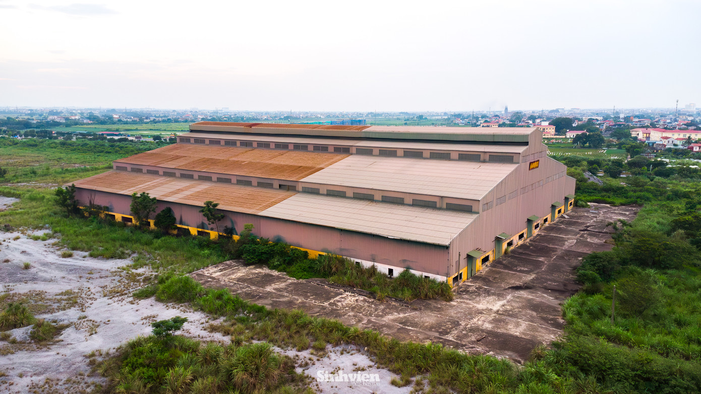 Tòa nhà chính hoang tàn, xuất hiện hình vẽ graffiti trên nóc, bên trong khuôn viên trường còn xuất hiện khu nhà xưởng, tuy nhiên nơi này cũng chung cảnh hoang hoá.