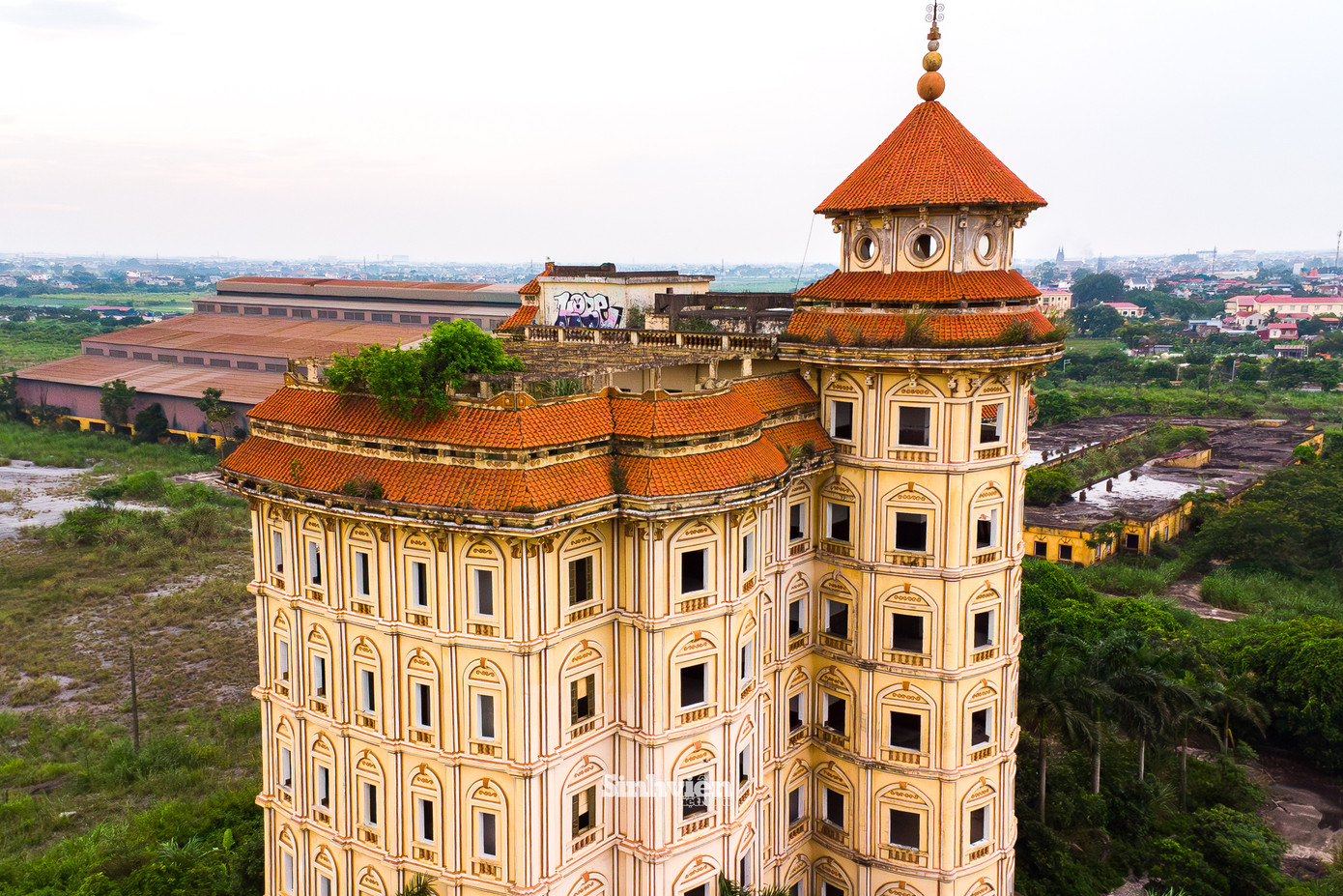 Tòa nhà chính hoang tàn, xuất hiện hình vẽ graffiti trên nóc, bên trong khuôn viên trường còn xuất hiện khu nhà xưởng, tuy nhiên nơi này cũng chung cảnh hoang hoá.