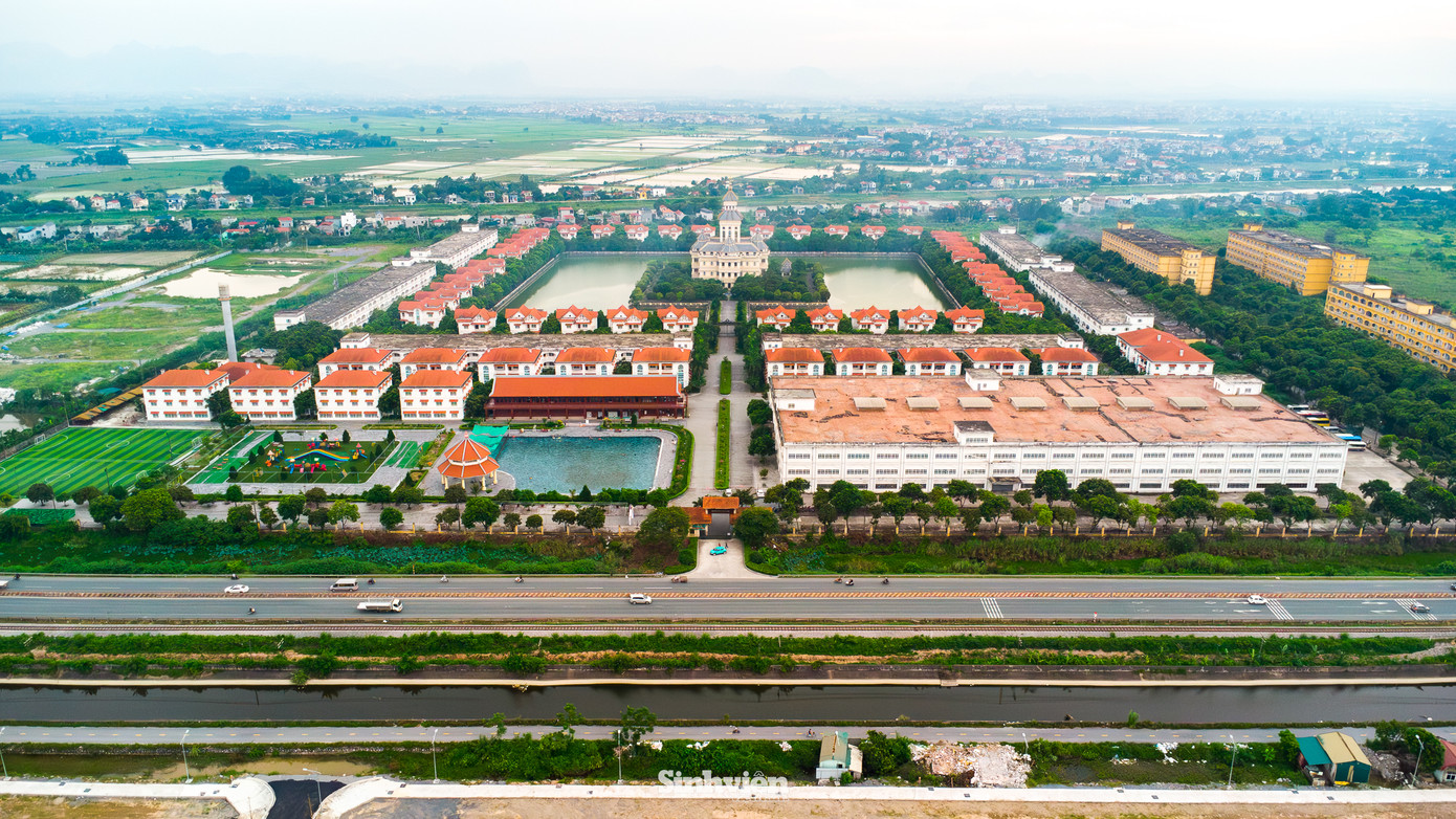 Thực tại ở khu đất Trường Đại học Hà Hoa Tiên hiện nay là một nghịch cảnh trớ trêu. Một bên là những dãy nhà học, ký túc xá của dự án giáo dục đã &quot;chết lâm sàng&quot; suốt cả thập kỷ, chìm trong cảnh hoang tàn. Còn một bên là những dãy nhà hiện đại với những biệt thự khang trang và nổi bật giữa trung tâm là một &quot;tòa lâu đài&quot; lộng lẫy.