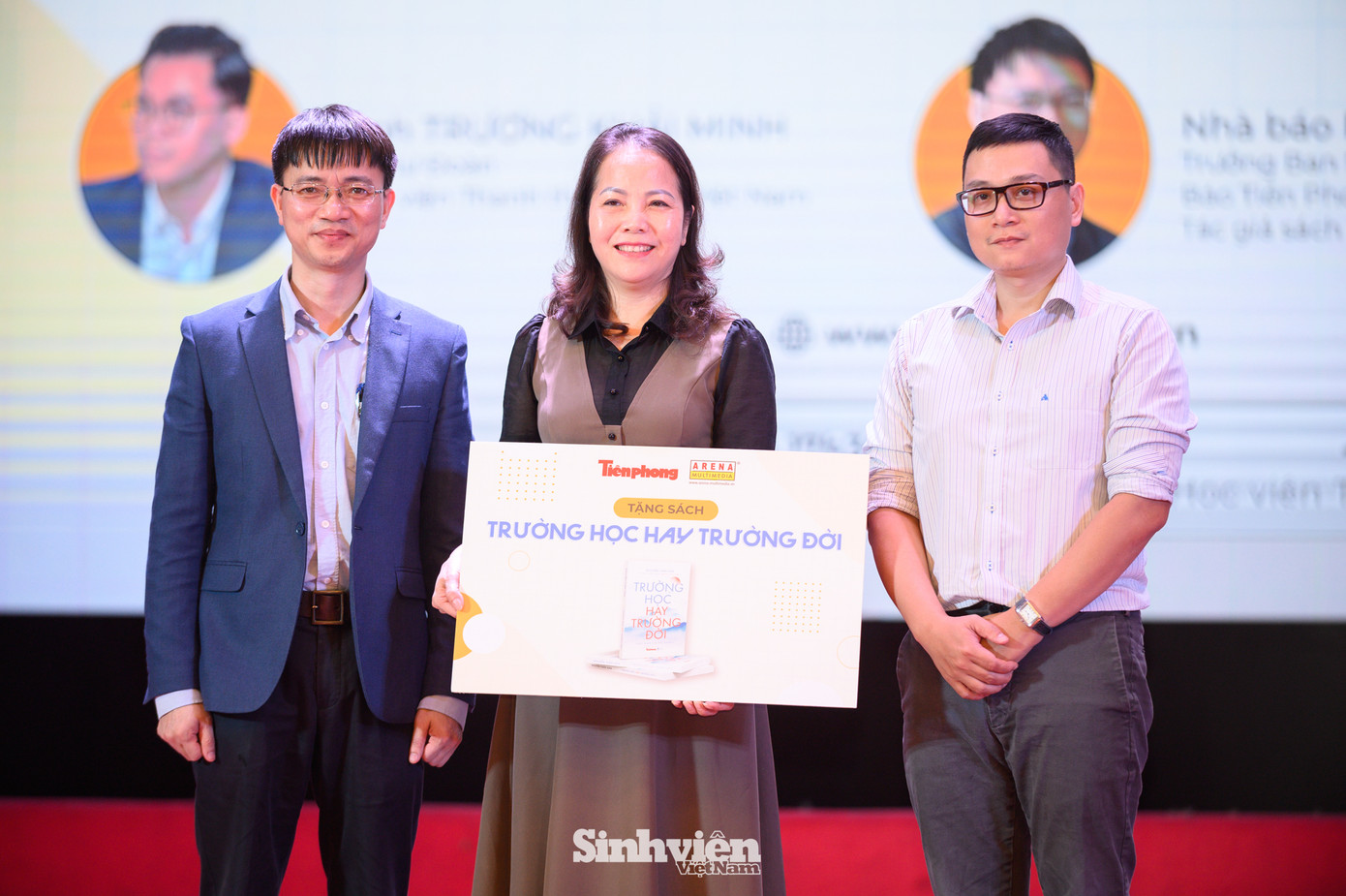 Đại diện Báo Tiền Phong và Hệ thống Đào tạo Arena Multimedia trao tặng 100 cuốn sách "Trường học hay Trường đời" cho Học viện Thanh thiếu niên Việt Nam. Đại diện Báo Tiền Phong và Hệ thống Đào tạo Arena Multimedia trao tặng 100 cuốn sách "Trường học hay Trường đời" cho Học viện Thanh thiếu niên Việt Nam.