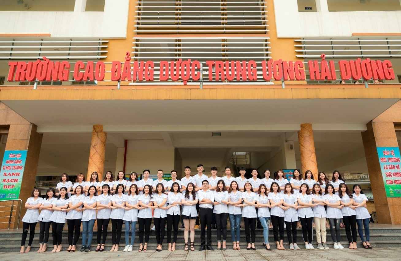 Sinh viên nhà trường trong ngày tốt nghiệp. Sinh viên nhà trường trong ngày tốt nghiệp.