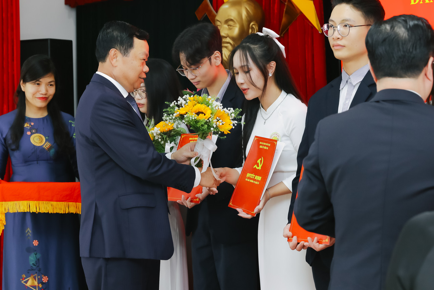 Bí thư Quận ủy Đống Đa trao hoa chúc mừng kết nạp Đảng viên.