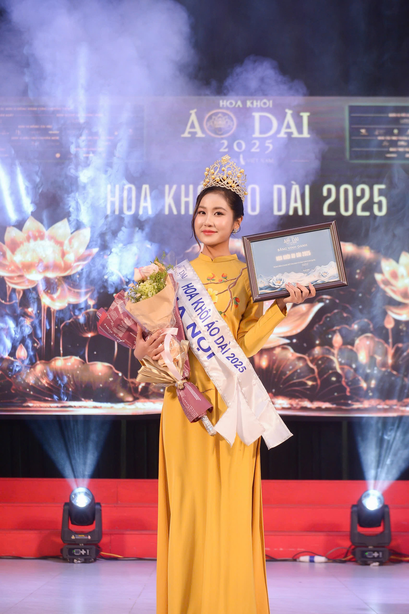 Phương Hà rạng rỡ trong đêm chung kết, chạm tay đến danh hiệu Hoa khôi Áo dài Việt Nam 2025 với vẻ đẹp duyên dáng và tự tin.