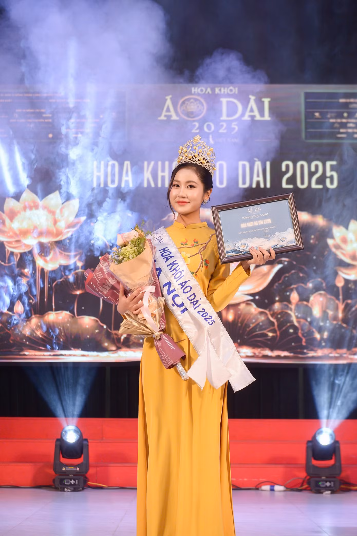 Phương Hà rạng rỡ trong đêm chung kết, chạm tay đến danh hiệu Hoa khôi Áo dài Việt Nam 2025 với vẻ đẹp duyên dáng và tự tin.
