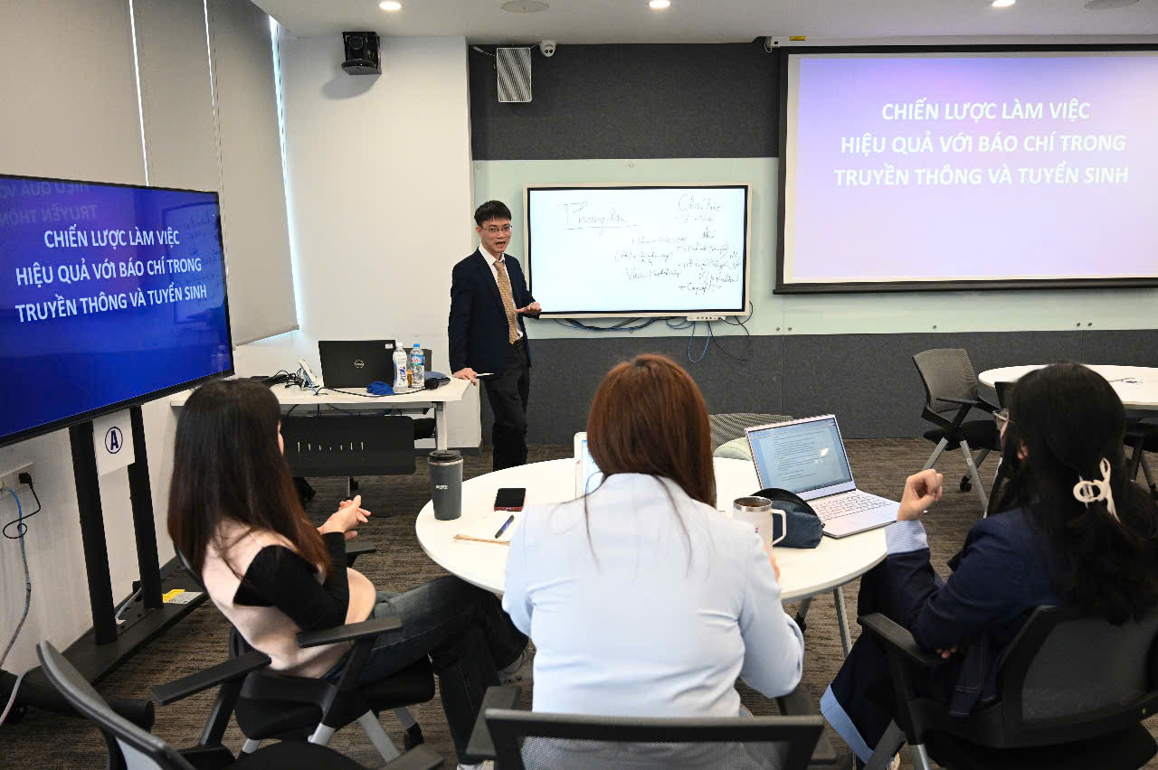 Nhà báo Nguyễn Tuấn Anh – Trưởng ban Sinh Viên – Hoa Học Trò, báo Tiền Phong đã có buổi chia sẻ với nhân sự đang làm truyền thông và tuyển sinh của Trường Đại học Khoa học và Công nghệ Hà Nội (USTH). Nhà báo Nguyễn Tuấn Anh – Trưởng ban Sinh Viên – Hoa Học Trò, báo Tiền Phong đã có buổi chia sẻ với nhân sự đang làm truyền thông và tuyển sinh của Trường Đại học Khoa học và Công nghệ Hà Nội (USTH).