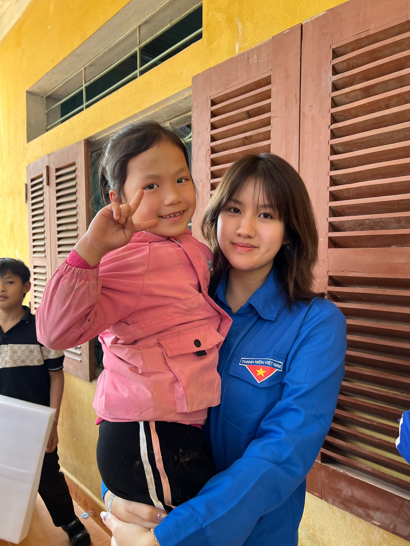 Linh và em nhỏ tại điểm trường Tiểu học Phúc Ninh, huyện Yên Sơn, tỉnh Tuyên Quang.