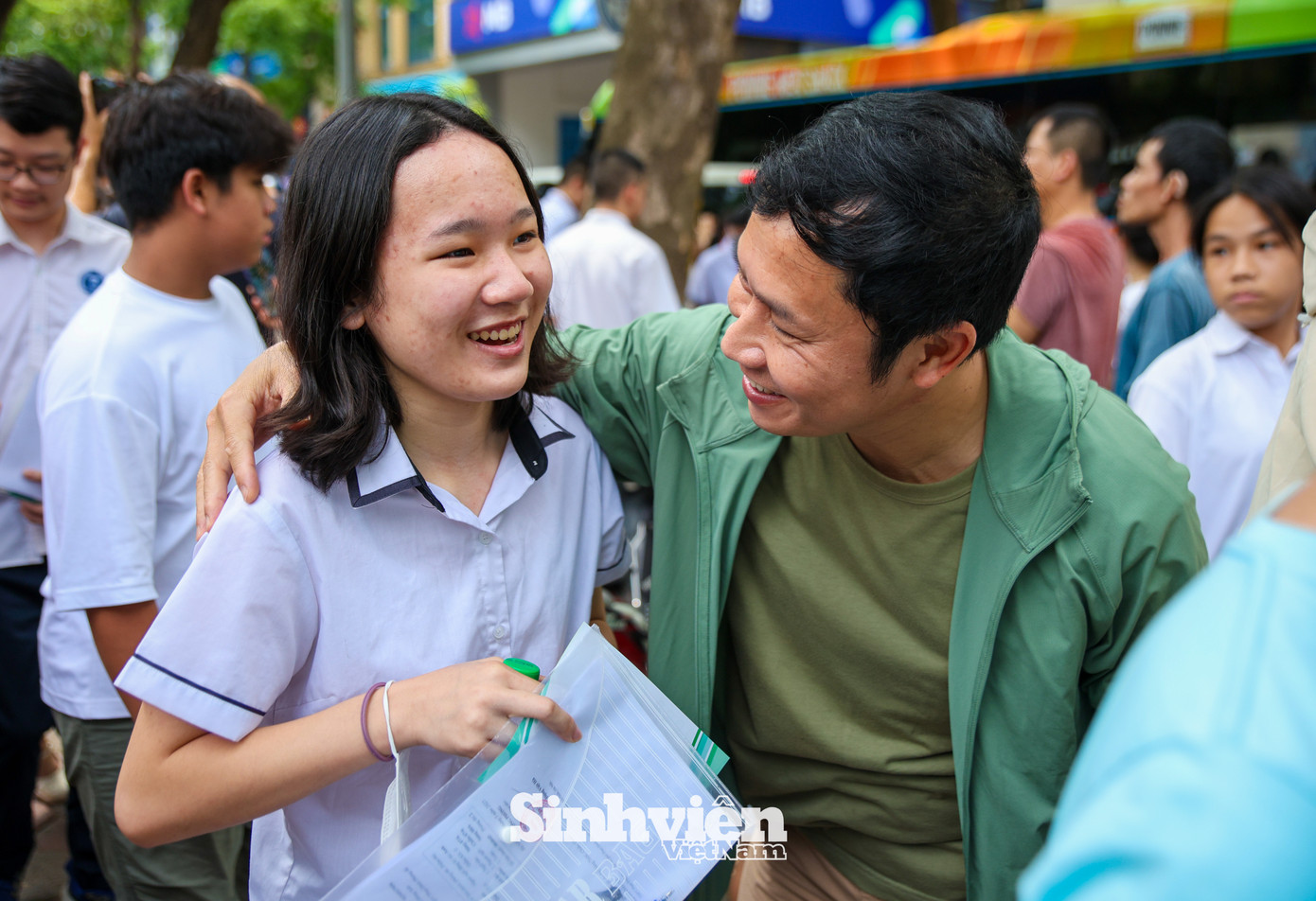 Phụ huynh động viên sĩ tử sau môn thi đầu tiên, ghi nhận tại điểm thi Trường THPT Phan Đình Phùng.