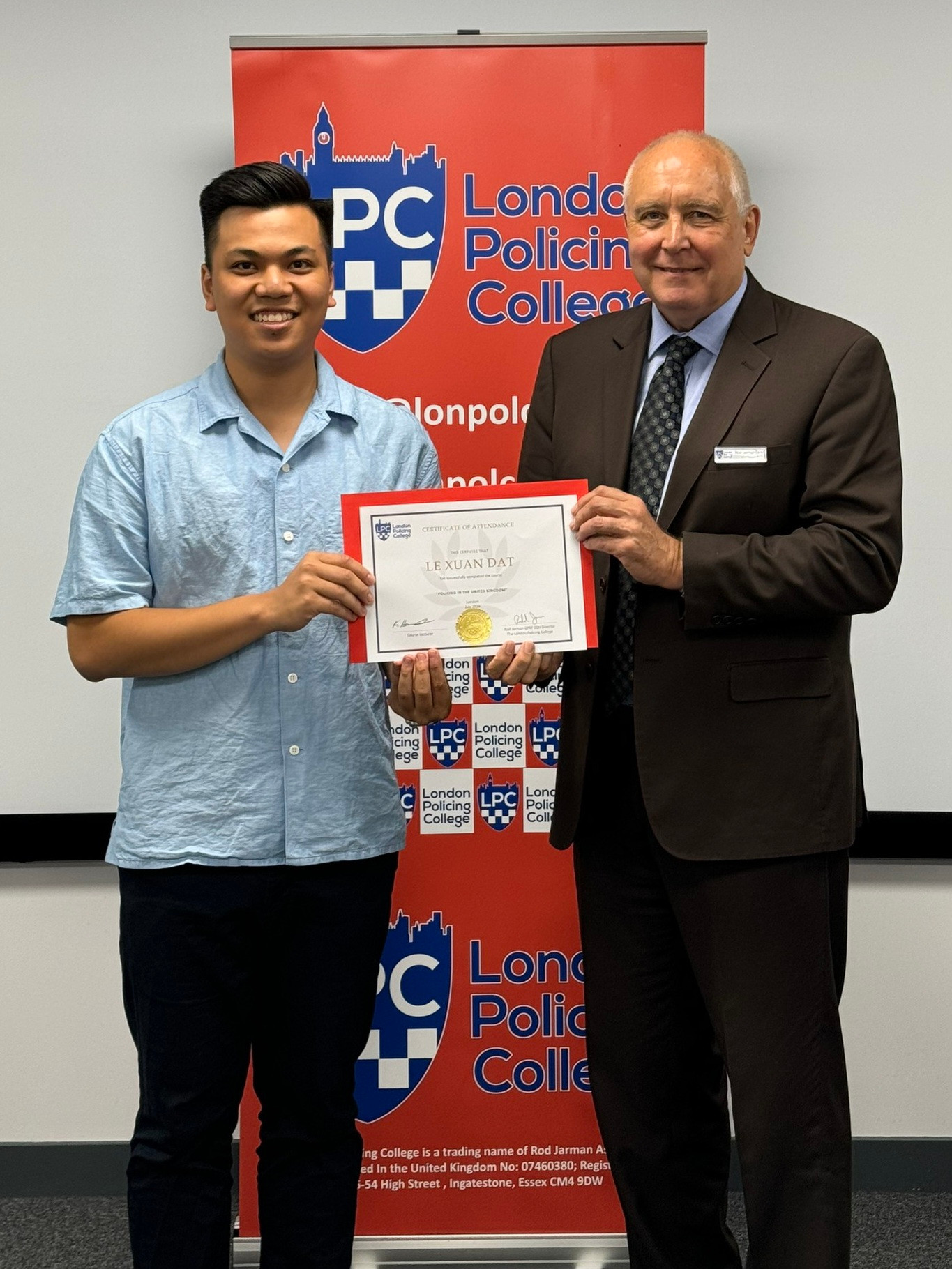 Xuân Đạt hoàn thành khóa học hè 2024 tại Đại học Cảnh sát London, Vương quốc Anh. Xuân Đạt hoàn thành khóa học hè 2024 tại Đại học Cảnh sát London, Vương quốc Anh.