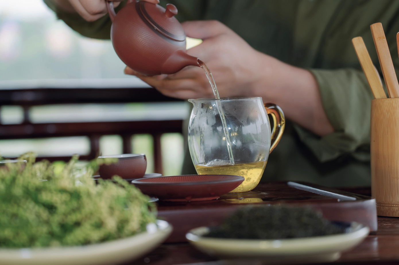 Giang ví trà hoa sói như một bản nhạc dịu dàng của hương và thời gian hòa quyện trong từng tách trà. Giang ví trà hoa sói như một bản nhạc dịu dàng của hương và thời gian hòa quyện trong từng tách trà.