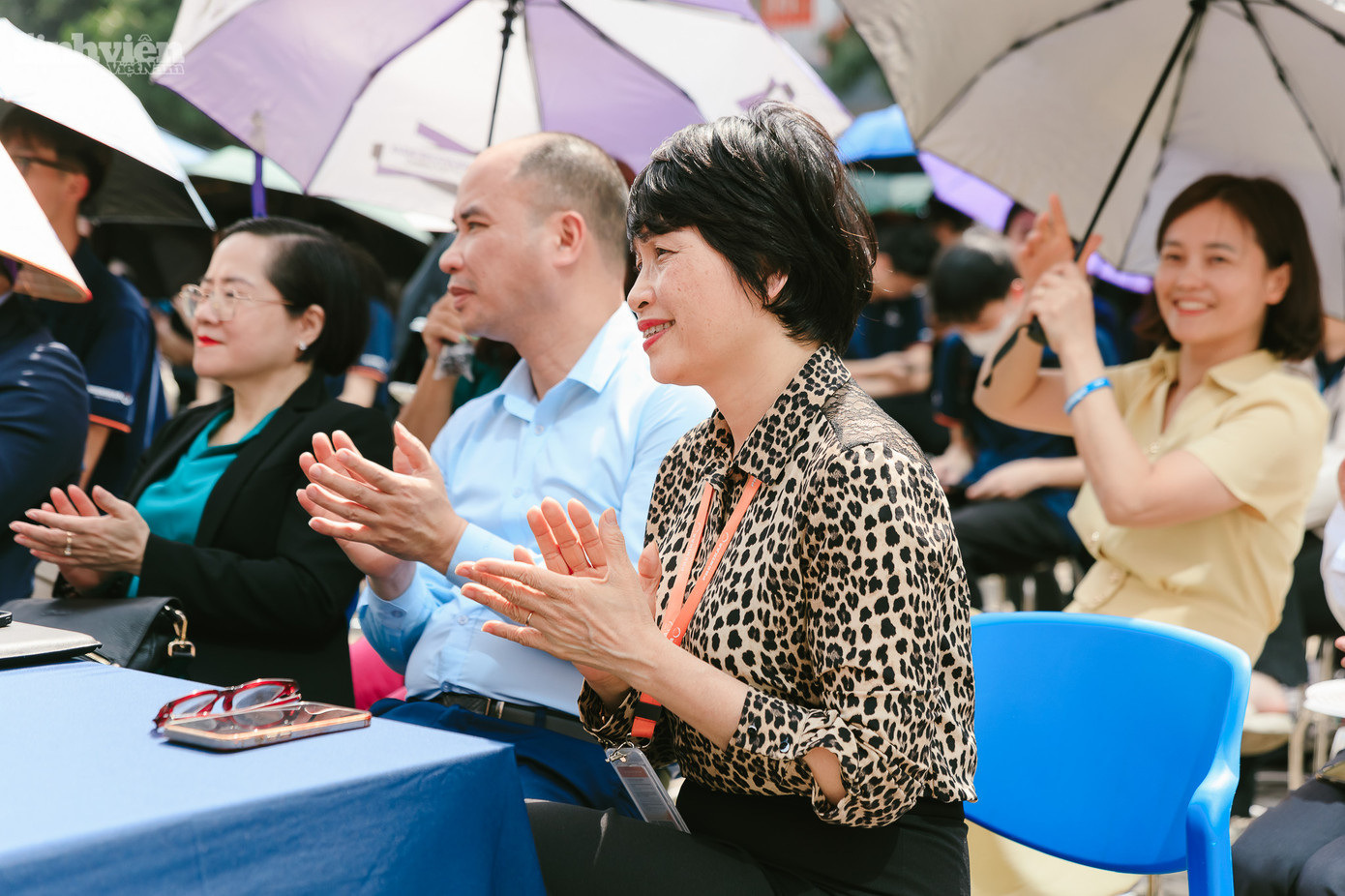 “Gieo tri thức bắt đầu từ trang sách, ươm mầm tư duy là quá trình rèn luyện năng lực phản biện và sáng tạo, và chạm tới chiều sâu tâm hồn chính là kết tinh của những giá trị nhân văn thấu cảm từ cộng đồng,” Tiến sĩ Lê Anh Sơn khẳng định. Ông cũng chia sẻ rằng những giá trị này hoàn toàn phù hợp với triết lý giáo dục mà Đại học Phenikaa luôn kiên định theo đuổi: đào tạo ra những con người không chỉ giỏi về chuyên môn mà còn có tư duy độc lập, đạo đức nghề nghiệp vững vàng và khát vọng cống hiến cho xã hội.