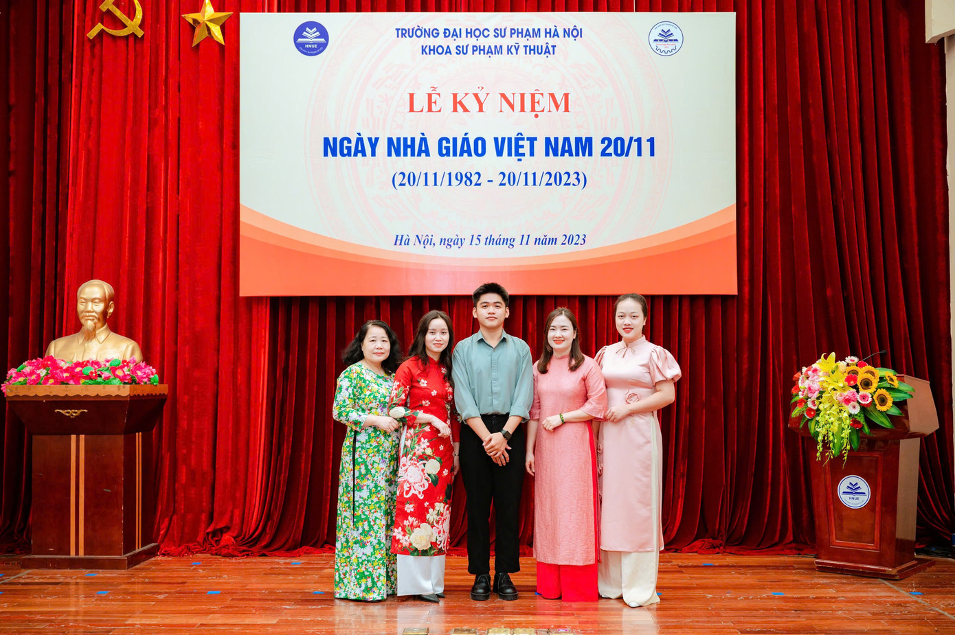 Hoàng Trang tham dự Lễ Kỷ niệm nhân ngày Nhà giáo Việt Nam 20/11. Hoàng Trang tham dự Lễ Kỷ niệm nhân ngày Nhà giáo Việt Nam 20/11.