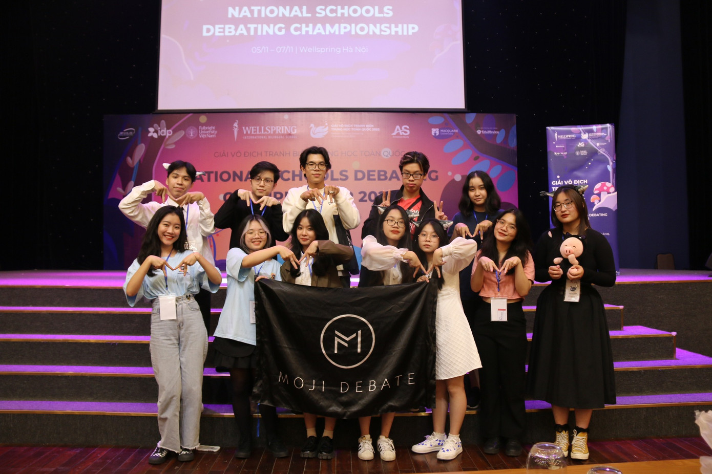 Đức An cùng Ban tổ chức Moji Debate.