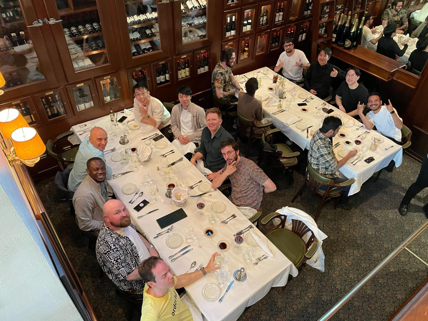 Anh Hòa cùng đồng nghiệp. Anh Hòa cùng đồng nghiệp.