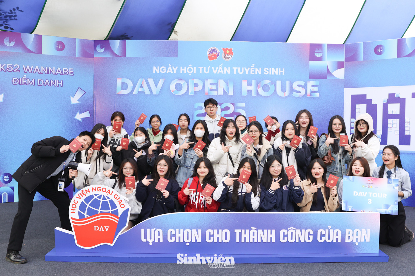 Ngày hội mang đến chuỗi hoạt động trải nghiệm đa dạng và thú vị, từ DAV Tour khám phá khuôn viên Học viện, đến các lớp học mô phỏng chuyên ngành, cùng những buổi giao lưu sôi động với các câu lạc bộ và tiết mục văn nghệ đặc sắc.