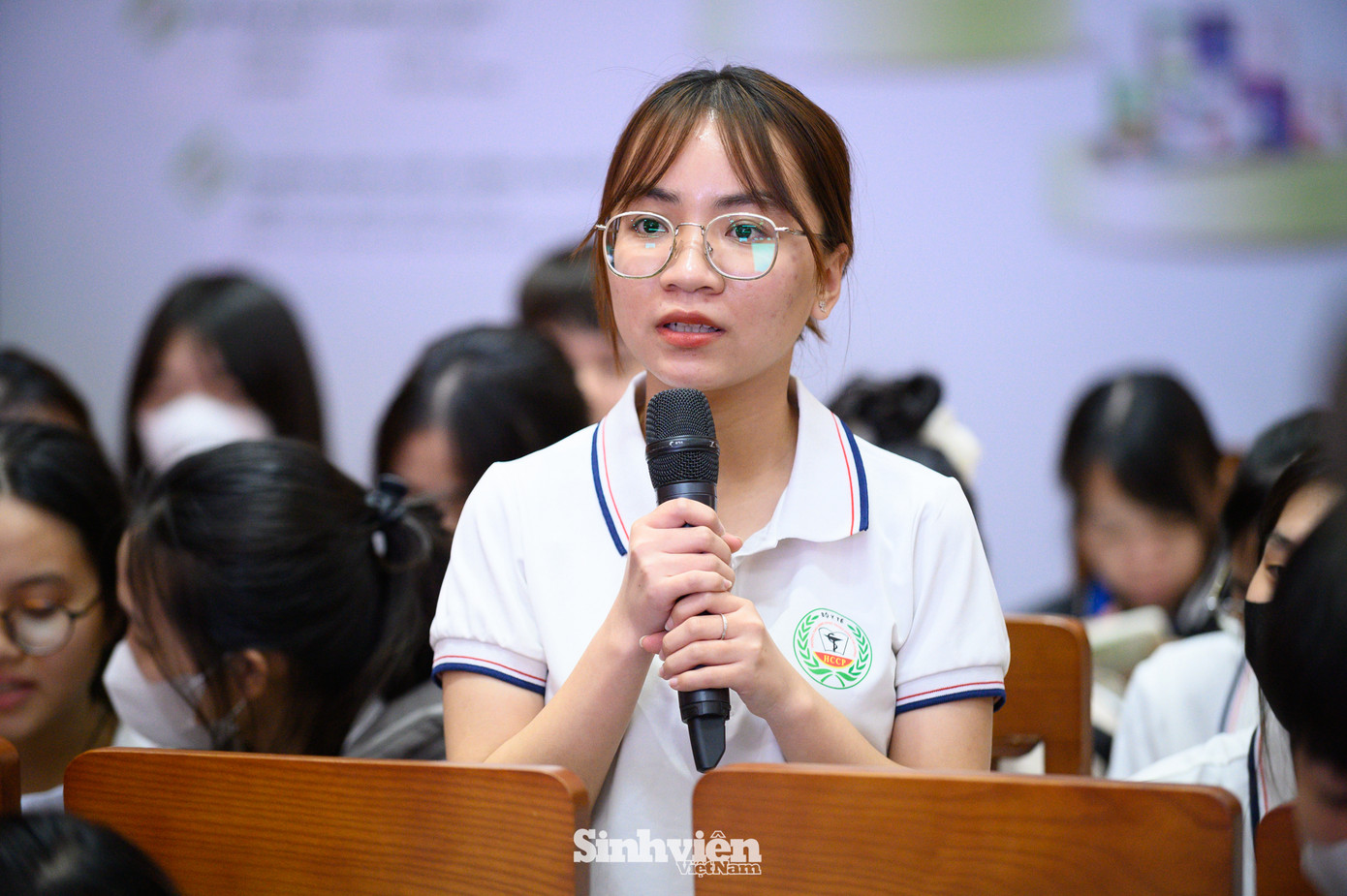 Nhiều câu hỏi được sinh viên HCCP gửi đến các diễn giả.