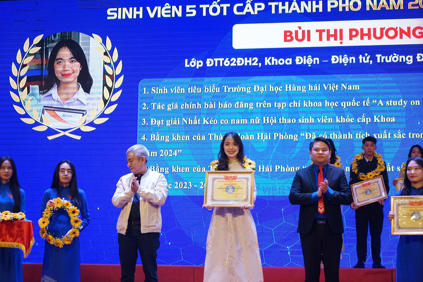 Phương Mai xuất sắc đạt danh hiệu “Sinh viên 5 tốt” cấp thành phố.
