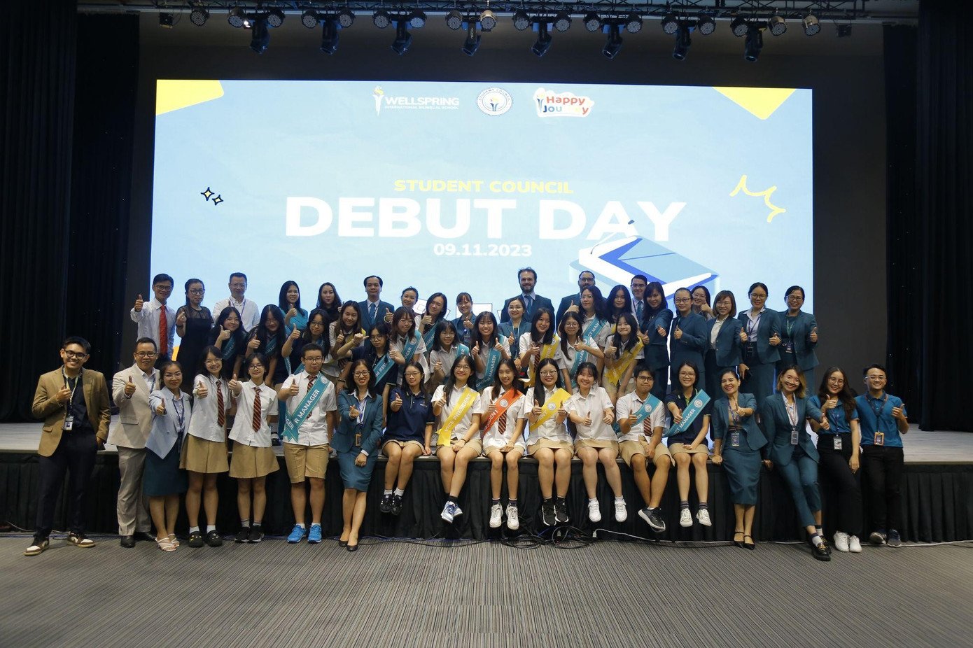 Ánh Hằng cùng các bạn học sinh thuộc hội đồng học sinh trường Wellspring Saigon.