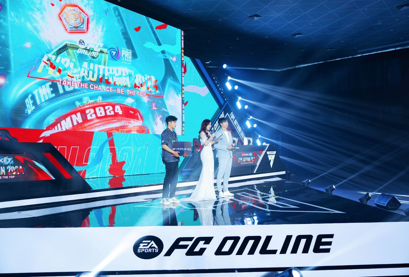 Quỳnh Anh rạng rỡ trên sân khấu trở thành MC Esports cho các giải đấu FC ONLINE