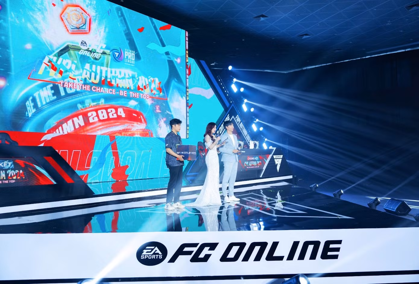 Quỳnh Anh rạng rỡ trên sân khấu trở thành MC Esports cho các giải đấu FC ONLINE Quỳnh Anh rạng rỡ trên sân khấu trở thành MC Esports cho các giải đấu FC ONLINE