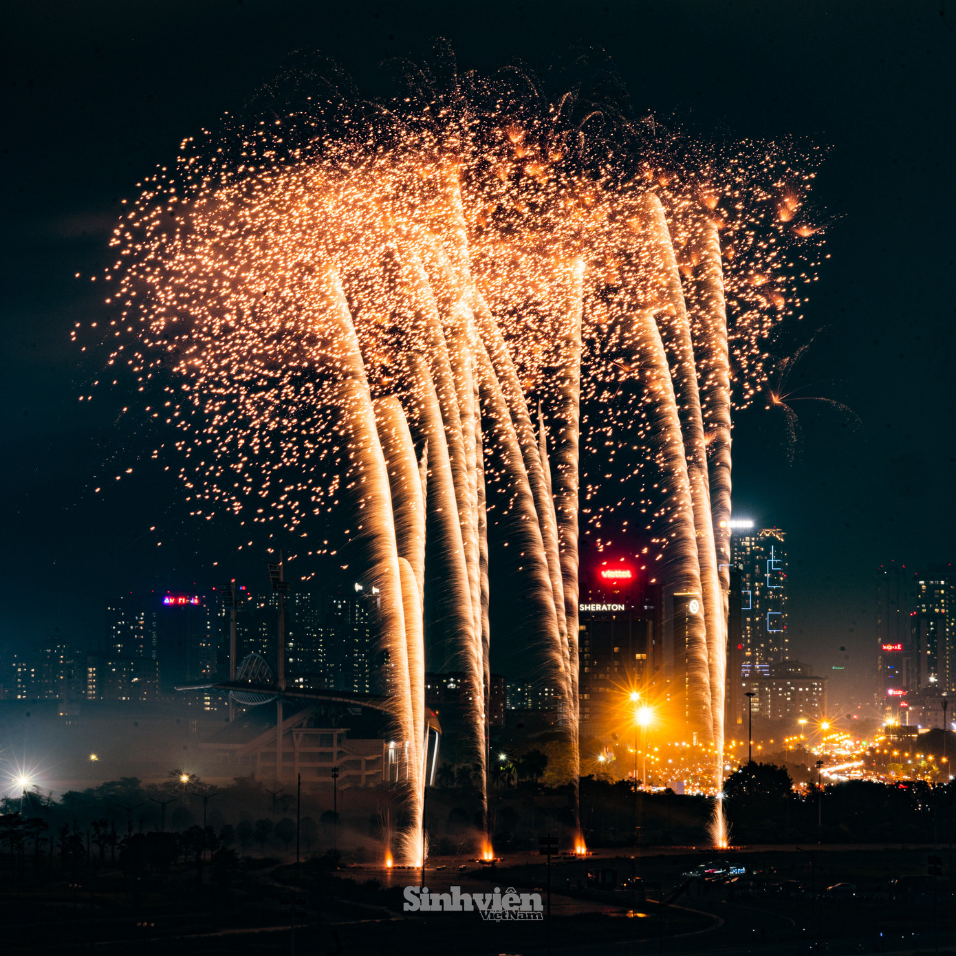 Loạt pháo hoa phô diễn nhiều hiệu ứng ấn tượng, từ những bông hoa lửa nở rộ ngay trên tầm mắt đến những dải sáng uốn lượn mềm mại.