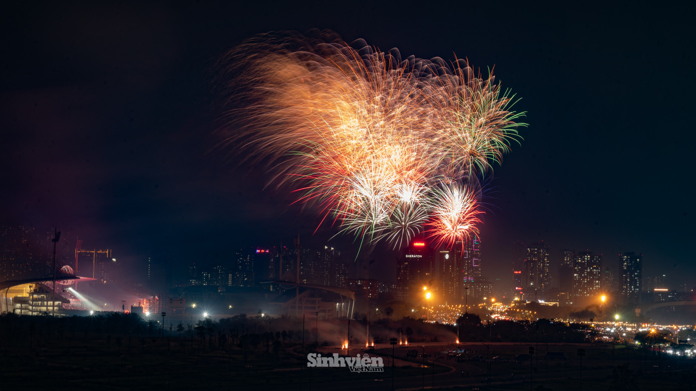 Những loạt pháo hoa đầu tiên thắp sáng bầu trời Thủ đô.
