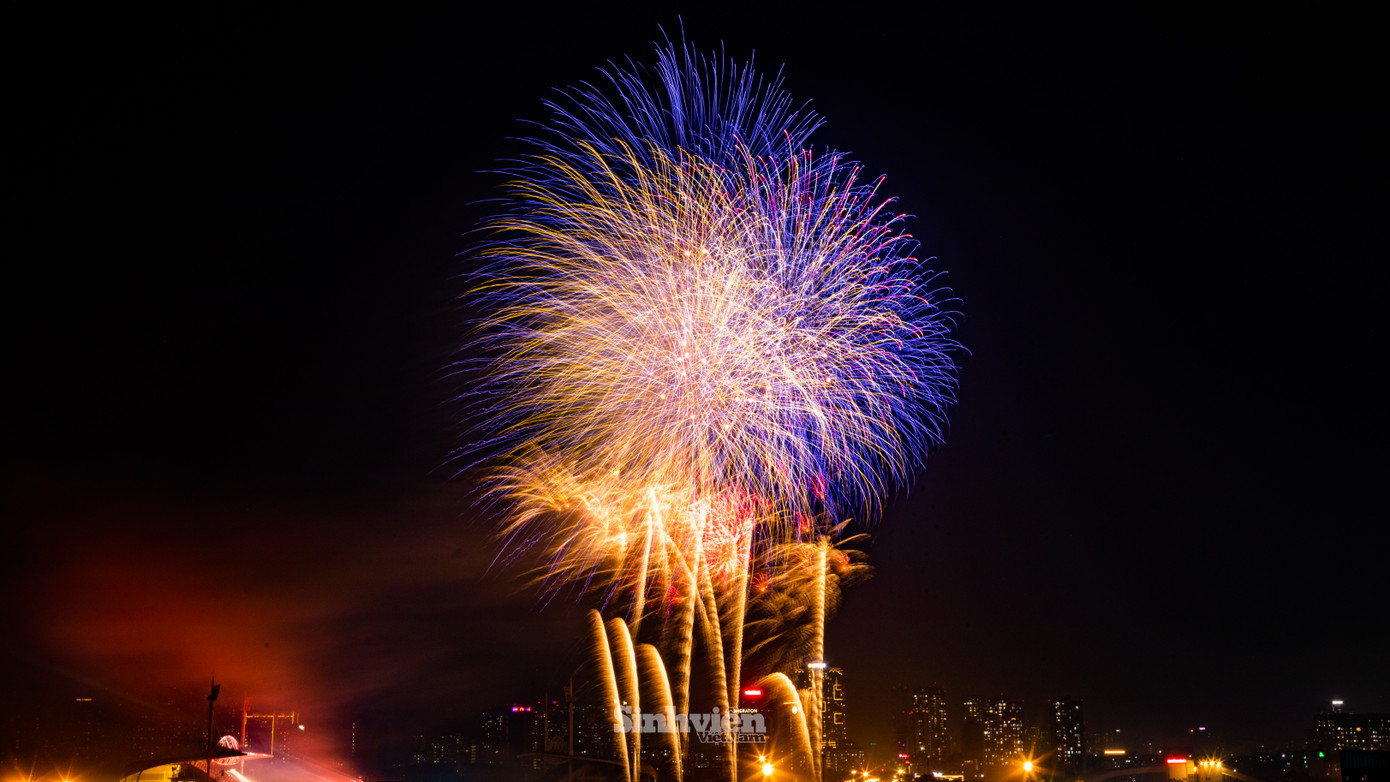 Màn pháo hoa diễn ra trong khoảng 15 phút, với sự kết hợp hài hoà giữa pháo hoa tầm cao, tầm thấp và hoả thuật, tạo nên một không gian rực rỡ, đa sắc màu.