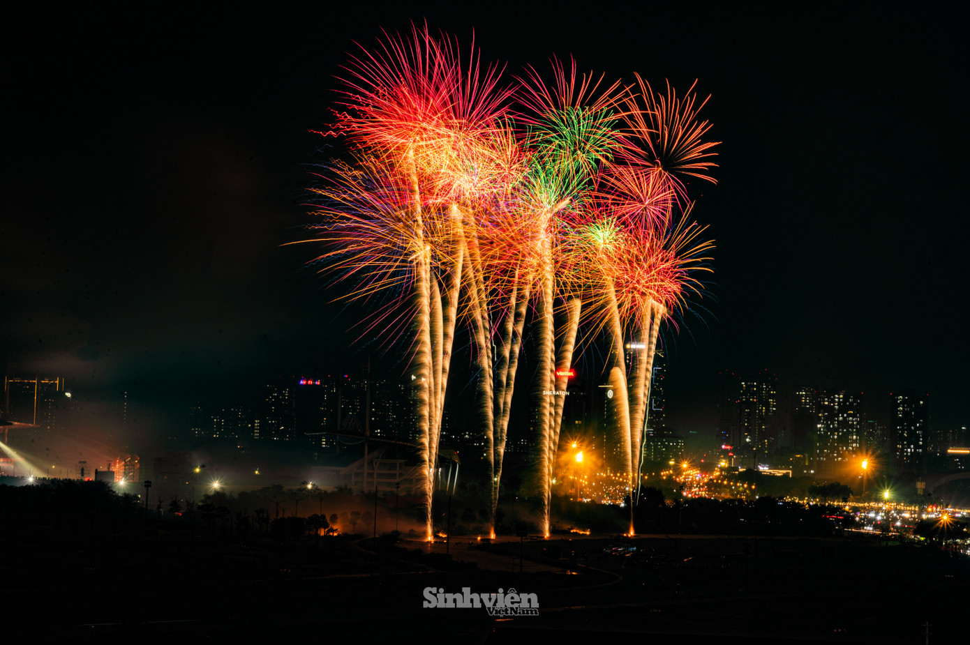 Màn pháo hoa hoành tráng là hoạt động nằm trong chương trình nghệ thuật chính luận đặc biệt "Hẹn ước Bắc - Nam", một sự kiện đặc biệt nằm trong chuỗi các hoạt động kỷ niệm 50 năm Ngày Giải phóng miền Nam, thống nhất đất nước.