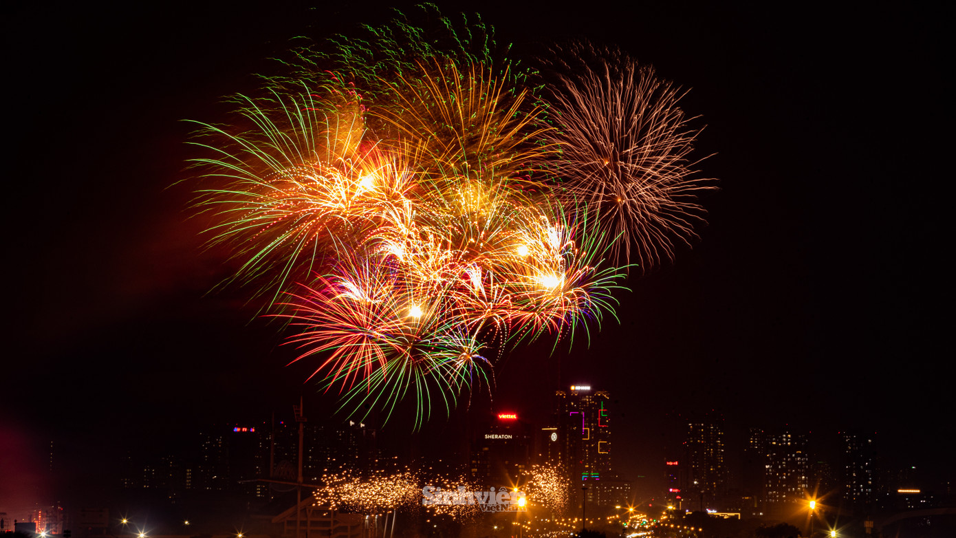 Bầu trời Thủ đô được tô điểm bởi những bông pháo hoa rực sáng đủ màu, phía chân trời là dáng vẻ hiện đại của những tòa cao ốc, và ngay dưới ánh pháo hoa, người dân hạnh phúc, sum vầy bên người thân, tạo nên một khung cảnh khiến nhiều bạn trẻ cảm nhận sâu sắc: "Đây chính là vẻ đẹp của hòa bình."