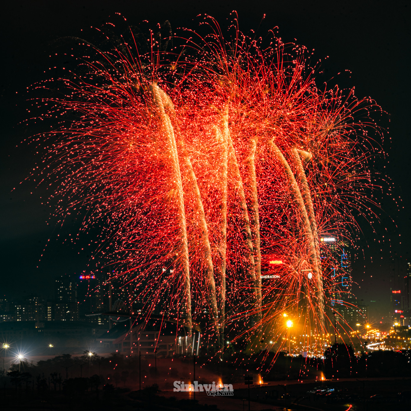 Loạt pháo hoa phô diễn nhiều hiệu ứng ấn tượng, từ những bông hoa lửa nở rộ ngay trên tầm mắt đến những dải sáng uốn lượn mềm mại.