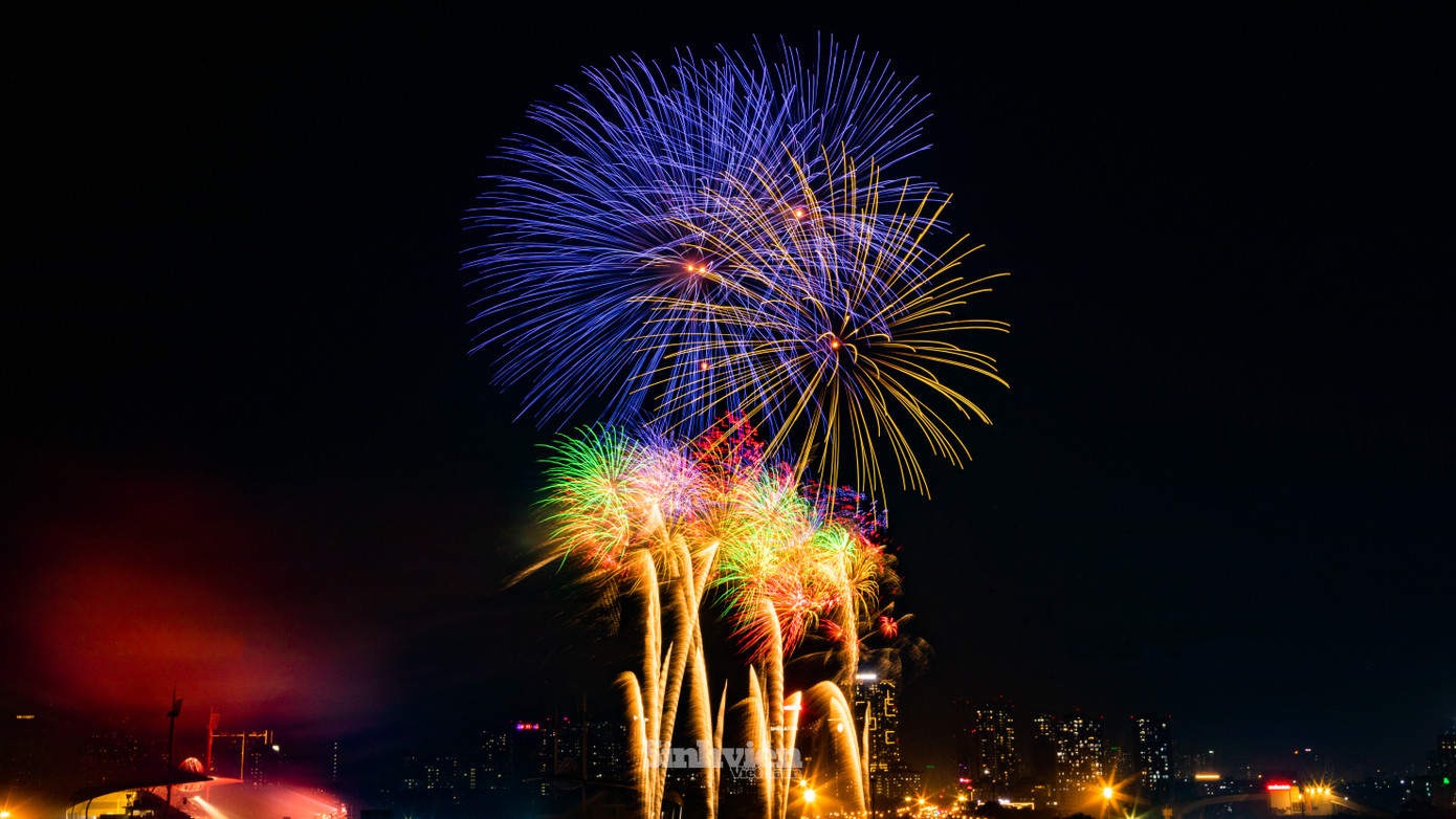 Màn pháo hoa diễn ra trong khoảng 15 phút, với sự kết hợp hài hoà giữa pháo hoa tầm cao, tầm thấp và hoả thuật, tạo nên một không gian rực rỡ, đa sắc màu.