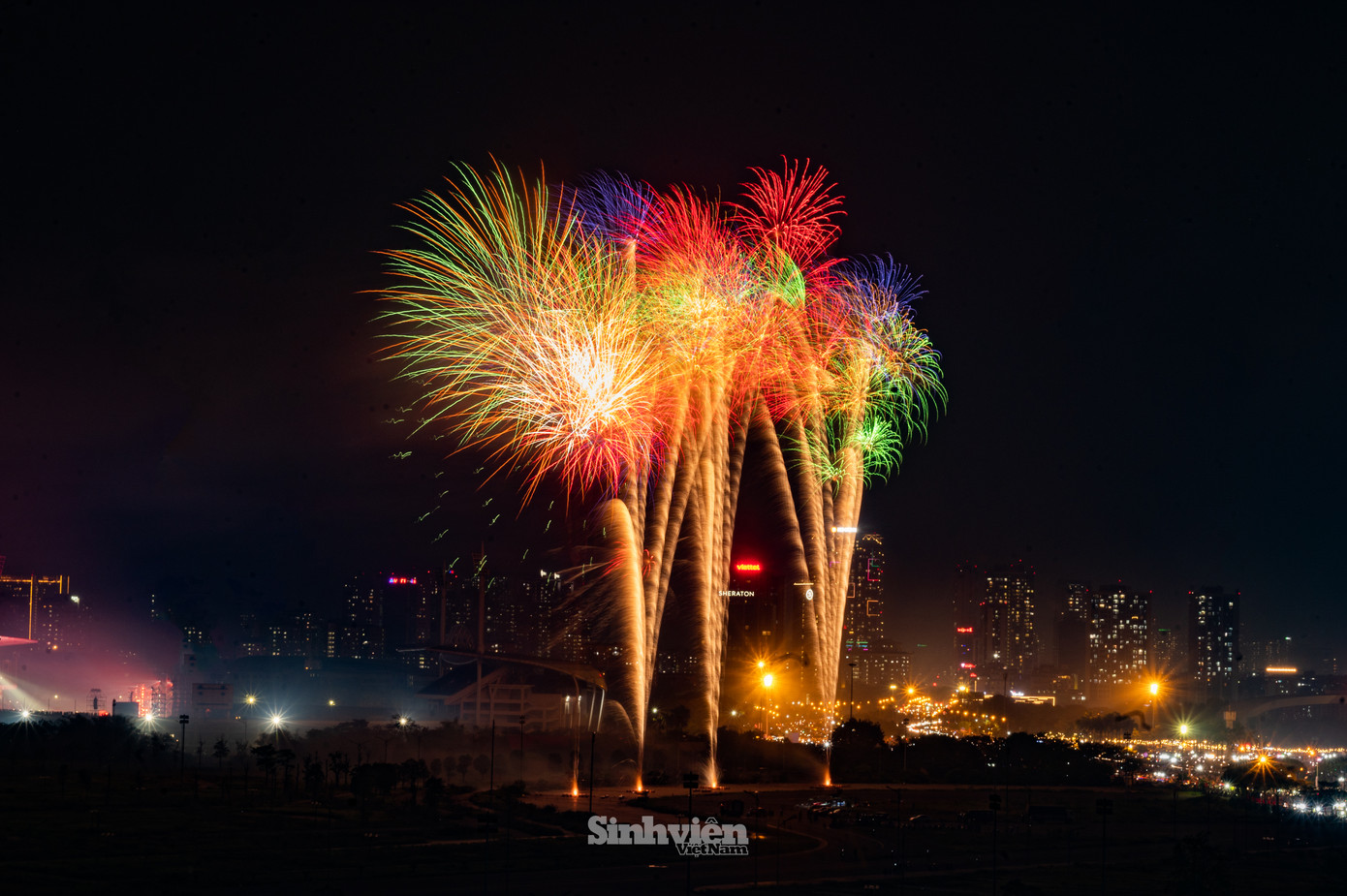 Màn pháo hoa hoành tráng là hoạt động nằm trong chương trình nghệ thuật chính luận đặc biệt "Hẹn ước Bắc - Nam", một sự kiện đặc biệt nằm trong chuỗi các hoạt động kỷ niệm 50 năm Ngày Giải phóng miền Nam, thống nhất đất nước.
