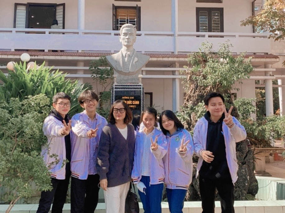 Hà Thành (ngoài cùng bên trái) cùng cô giáo chủ nhiệm và các bạn cấp 3. Hà Thành (ngoài cùng bên trái) cùng cô giáo chủ nhiệm và các bạn cấp 3.