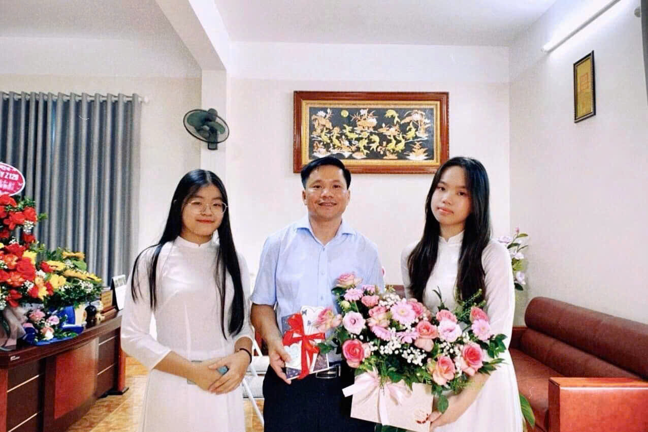 Huyền Trang (ngoài cùng bên phải) cùng bạn Minh Ngọc tri ân thầy Hiệu trưởng – người luôn đồng hành và ủng hộ hành trình lan tỏa văn hóa đọc tại Trường THPT Chuyên Tuyên Quang.