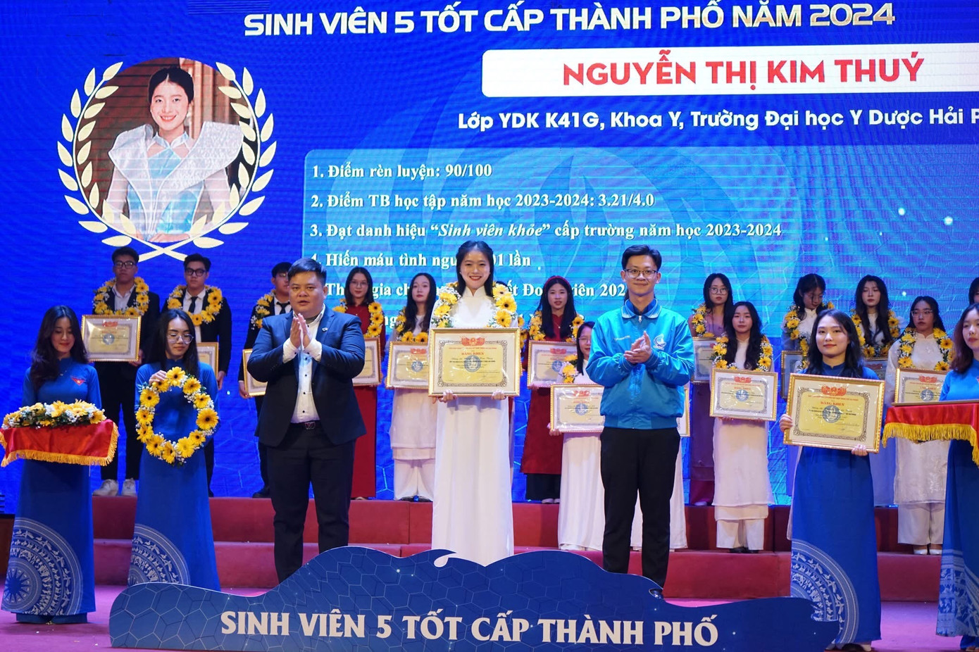 Kim Thúy nhận giấy khen Sinh viên 5 tốt cấp Thành phố năm 2024. Kim Thúy nhận giấy khen Sinh viên 5 tốt cấp Thành phố năm 2024.