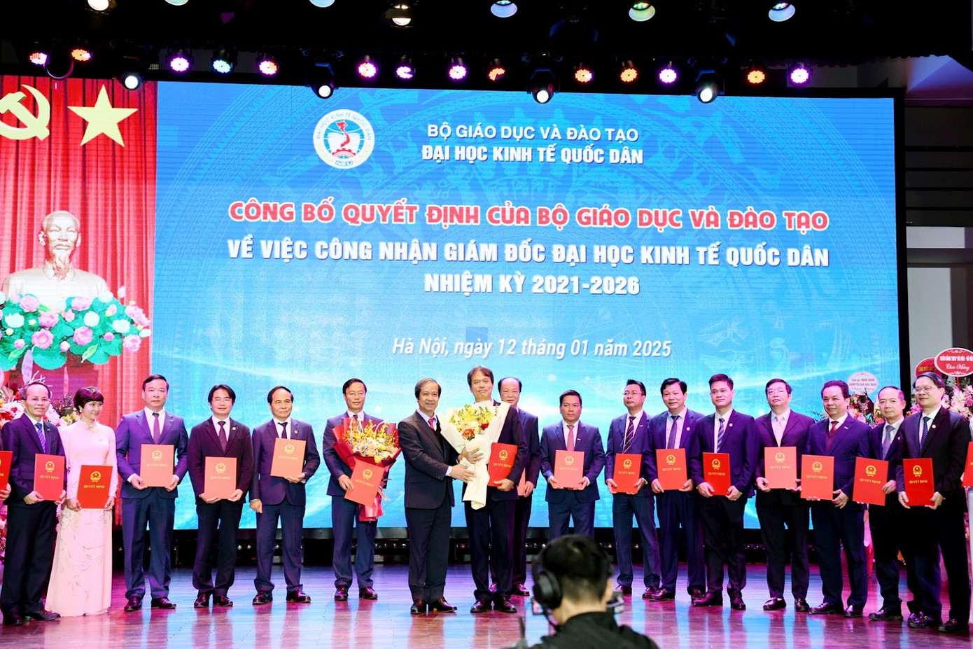 Đồng chí Nguyễn Kim Sơn - Ủy viên BCH Trung ương Đảng, Bộ trưởng Bộ GD&ĐT trao Quyết định của Bộ GD&ĐT về việc công nhận Giám đốc Đại học Kinh tế Quốc dân nhiệm kỳ 2021-2026 đối với GS.TS Phạm Hồng Chương. Đồng chí Nguyễn Kim Sơn - Ủy viên BCH Trung ương Đảng, Bộ trưởng Bộ GD&ĐT trao Quyết định của Bộ GD&ĐT về việc công nhận Giám đốc Đại học Kinh tế Quốc dân nhiệm kỳ 2021-2026 đối với GS.TS Phạm Hồng Chương.