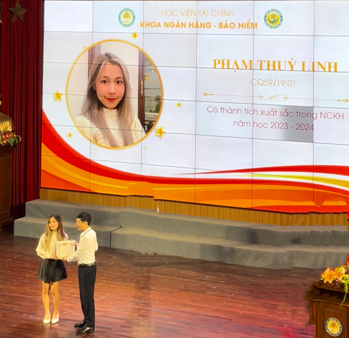 Thùy Linh được khen thưởng xuất sắc trong nghiên cứu khoa học. Thùy Linh được khen thưởng xuất sắc trong nghiên cứu khoa học.