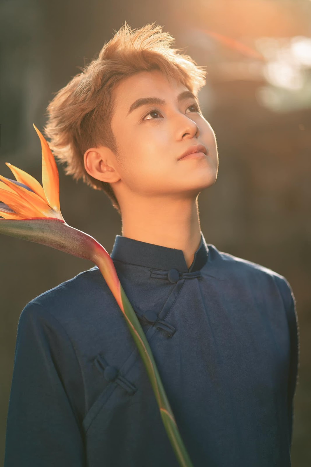 Võ Phi Minh thực hiện bộ ảnh áo dài và hoa Thiên Điểu, mang đến sự kết hợp giữa truyền thống và thiên nhiên, tôn vinh vẻ đẹp văn hóa Việt.