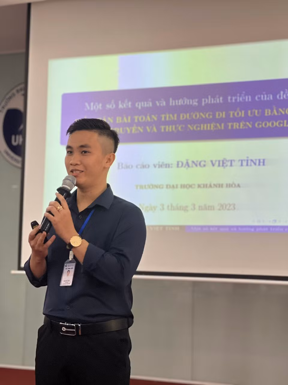 Việt Tỉnh trình bày báo cáo tại Hội nghị Sinh viên nghiên cứu khoa học năm học 2023-2024, chia sẻ kết quả nghiên cứu và đóng góp tri thức chuyên ngành.