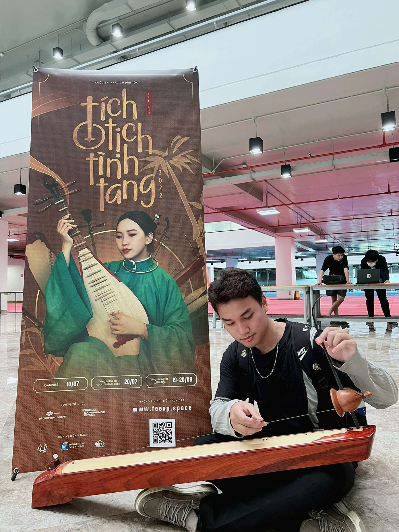 Chàng trai với ước mơ giữ gìn nhạc cụ truyền thống của dân tộc. Chàng trai với ước mơ giữ gìn nhạc cụ truyền thống của dân tộc.