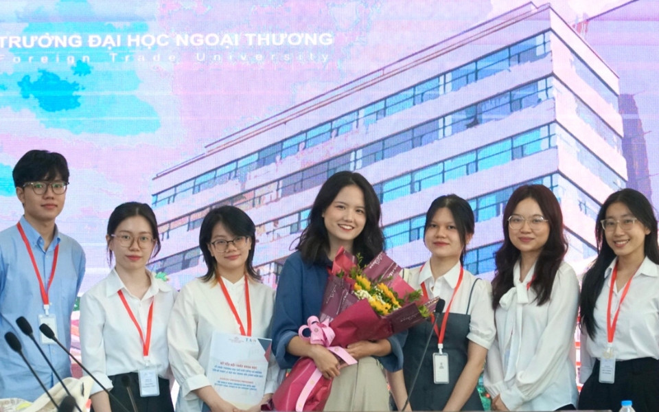 Một hội thảo sinh viên mà Nam Phương (giữa) tổ chức tại Trường Đại học Ngoại thương khi là Chủ tịch ALSA Việt Nam chi nhánh Hà Nội. Một hội thảo sinh viên mà Nam Phương (giữa) tổ chức tại Trường Đại học Ngoại thương khi là Chủ tịch ALSA Việt Nam chi nhánh Hà Nội.