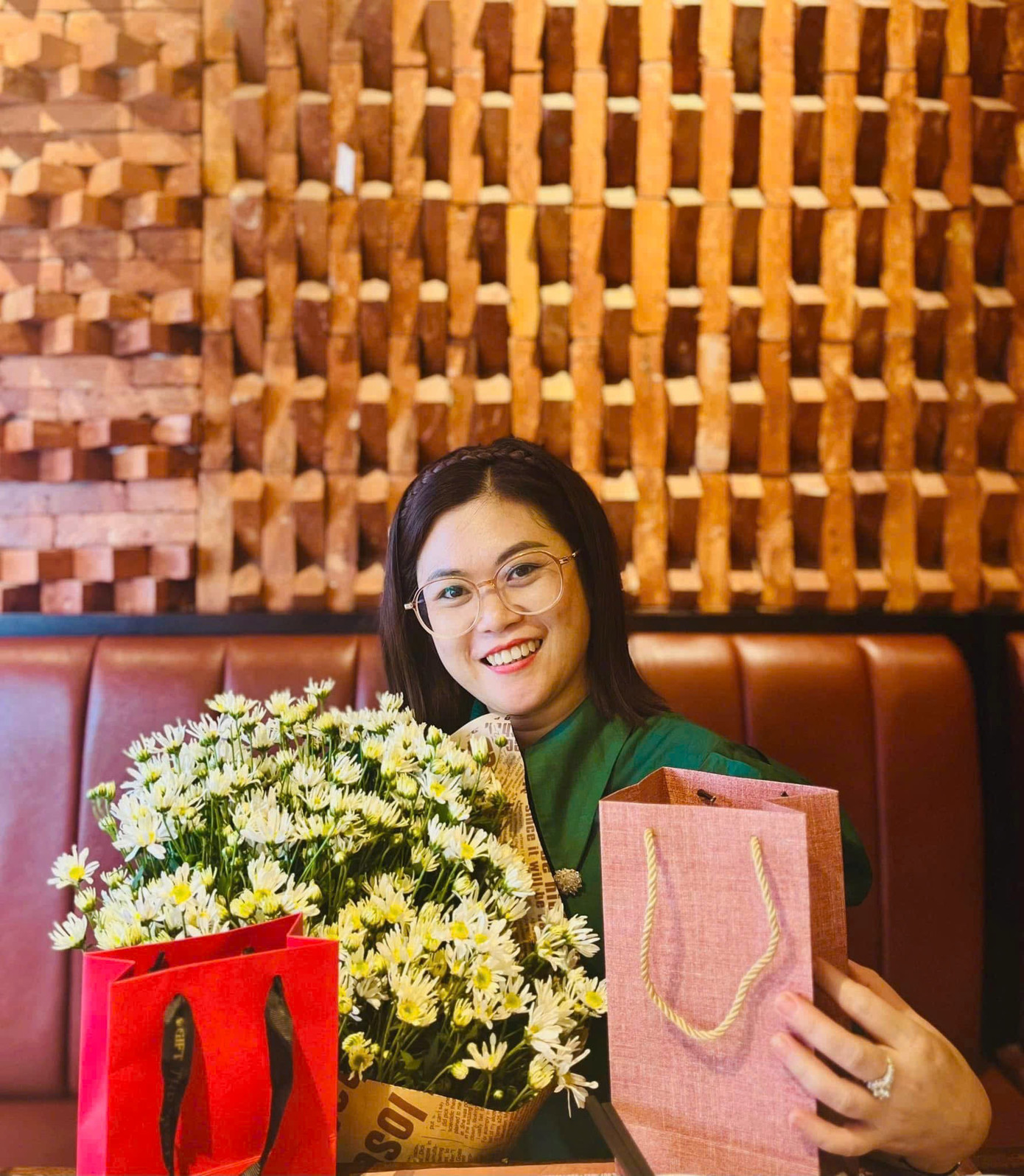 ThS. Huyền Trang cho rằng sách điện tử và audiobook tiện lợi nhưng không thể thay thế sách giấy, vì các nghiên cứu chỉ ra rằng đọc sách giấy giúp tập trung, ghi nhớ sâu và ít phân tán tư duy hơn. (Ảnh NVCC) ThS. Huyền Trang cho rằng sách điện tử và audiobook tiện lợi nhưng không thể thay thế sách giấy, vì các nghiên cứu chỉ ra rằng đọc sách giấy giúp tập trung, ghi nhớ sâu và ít phân tán tư duy hơn. (Ảnh NVCC)