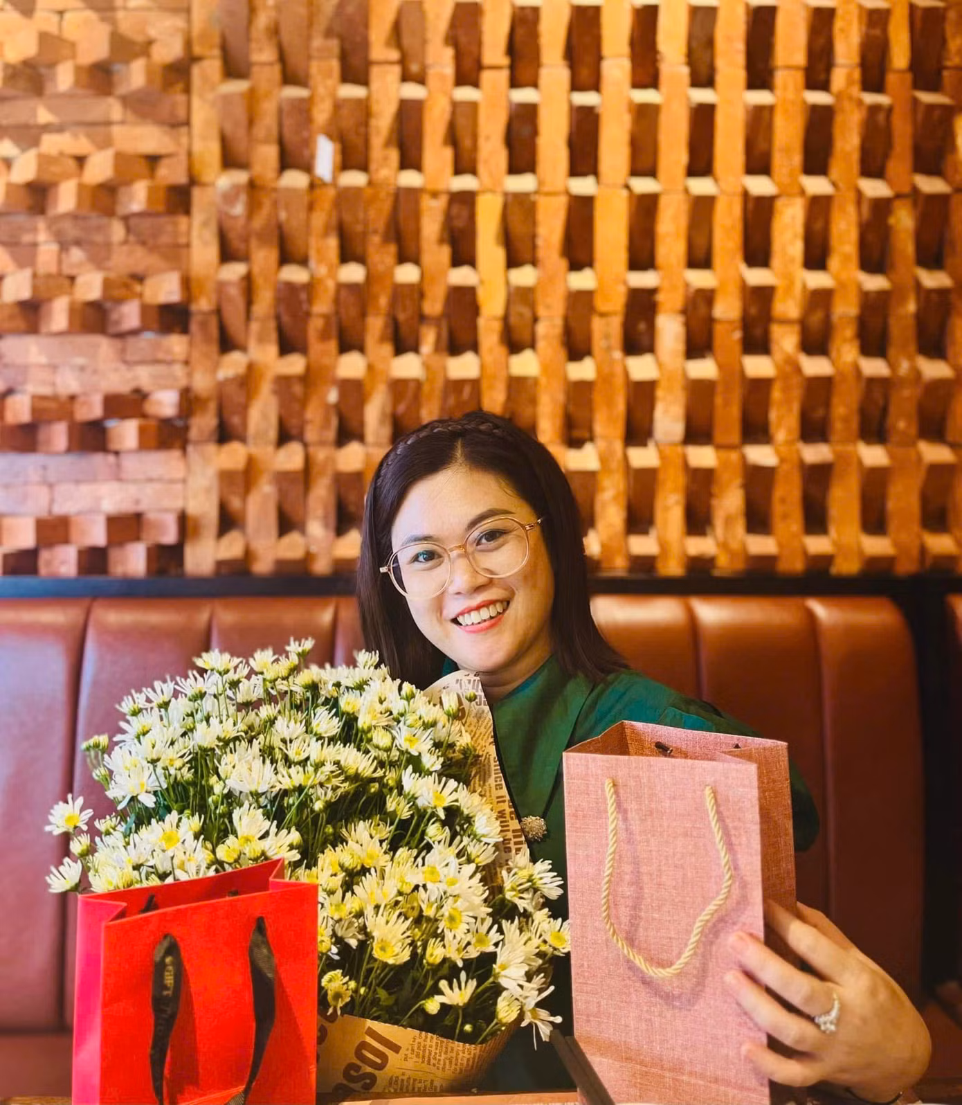 ThS. Huyền Trang cho rằng sách điện tử và audiobook tiện lợi nhưng không thể thay thế sách giấy, vì các nghiên cứu chỉ ra rằng đọc sách giấy giúp tập trung, ghi nhớ sâu và ít phân tán tư duy hơn. (Ảnh NVCC) ThS. Huyền Trang cho rằng sách điện tử và audiobook tiện lợi nhưng không thể thay thế sách giấy, vì các nghiên cứu chỉ ra rằng đọc sách giấy giúp tập trung, ghi nhớ sâu và ít phân tán tư duy hơn. (Ảnh NVCC)