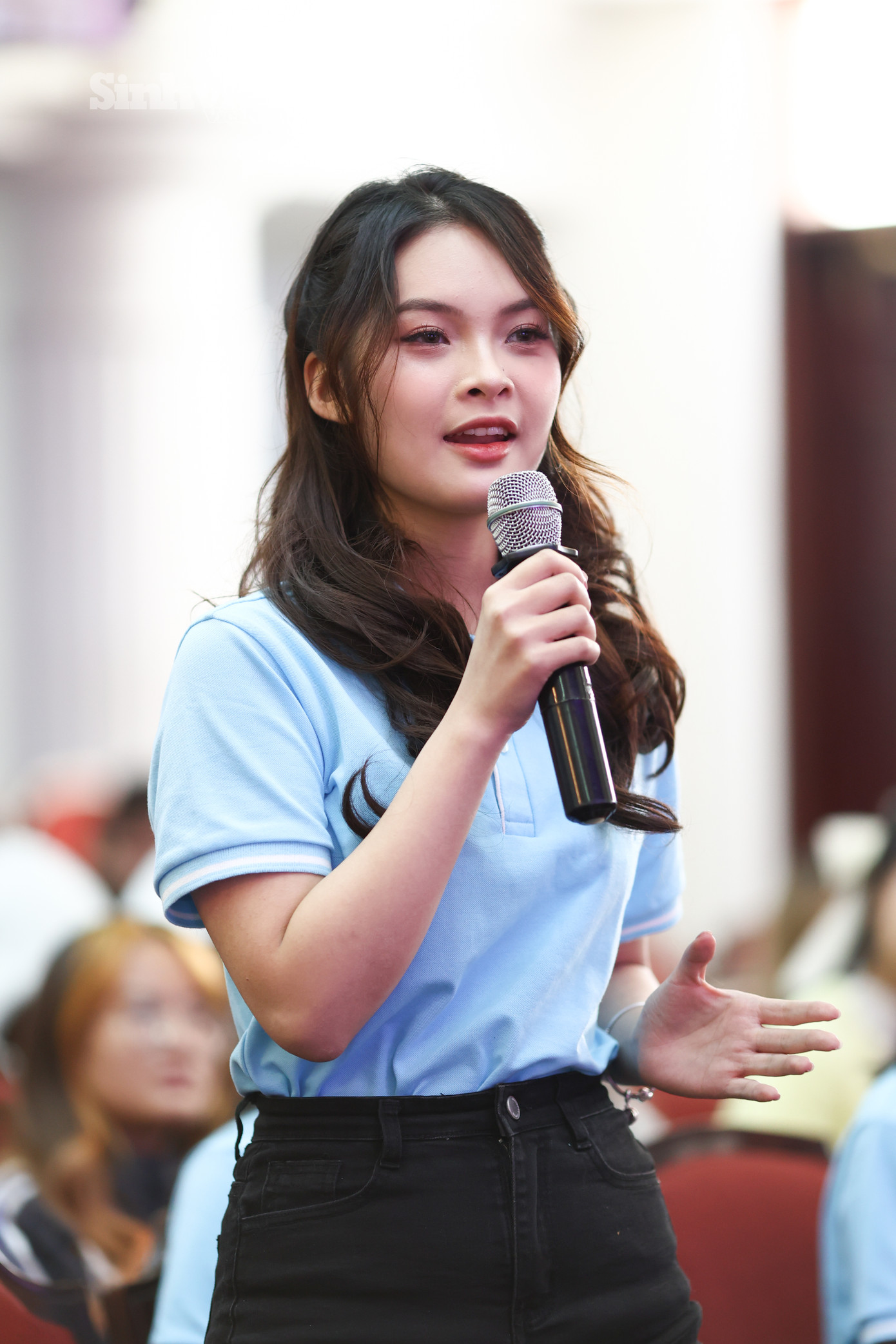 Thí sinh của Học viện Phụ nữ Việt Nam đặt câu hỏi cho BTC.