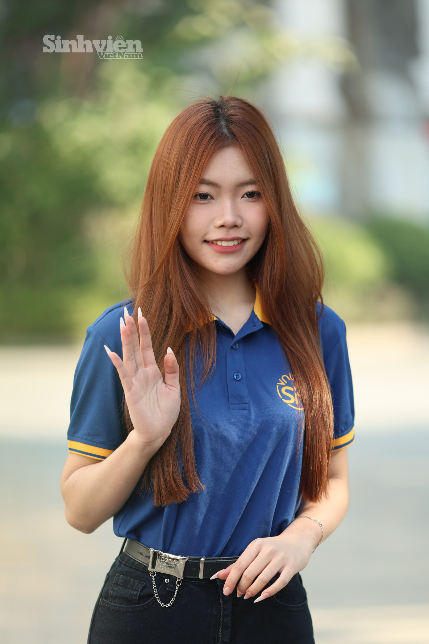 Nữ sinh SIS toả sáng trong sắc xanh đồng phục.