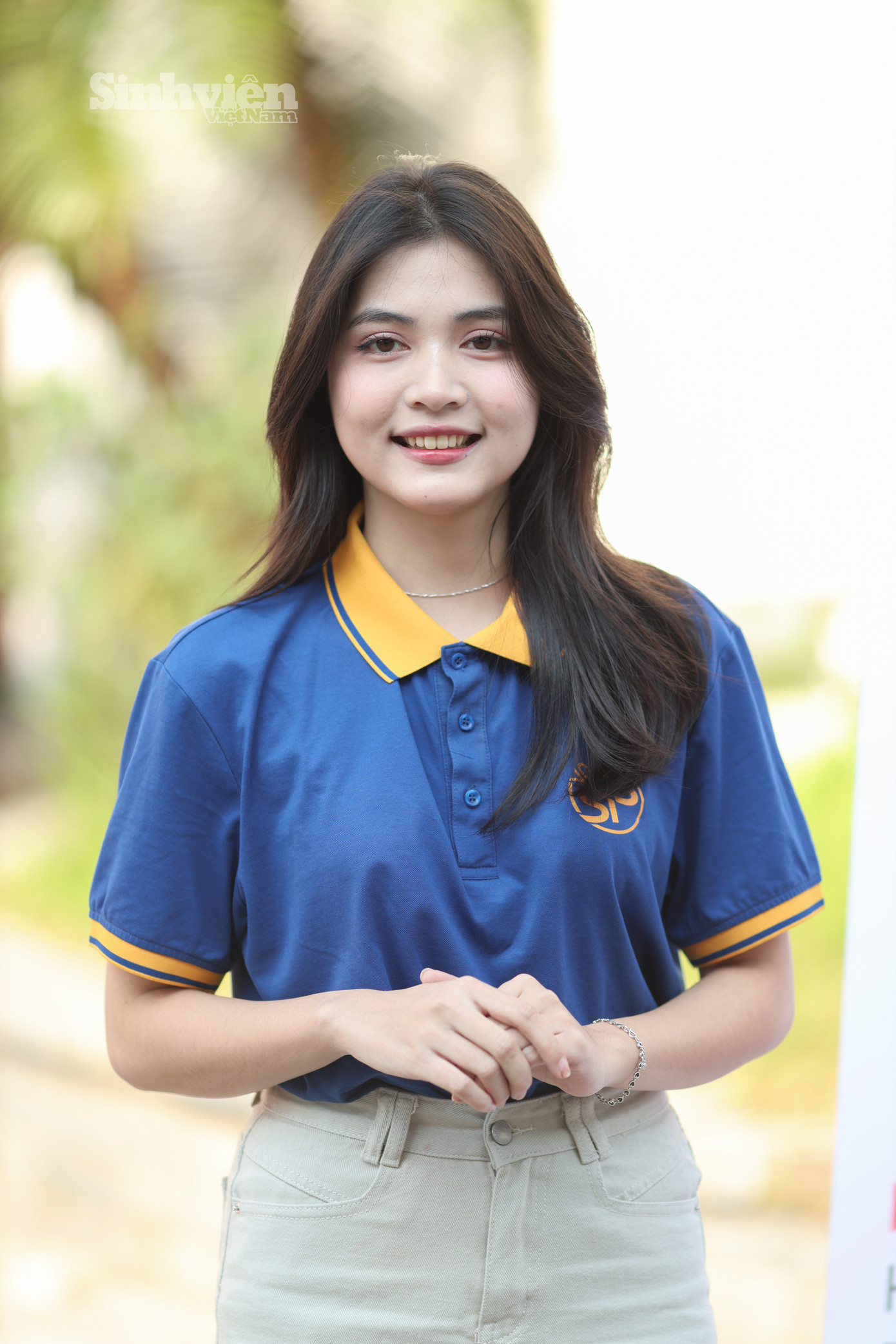 Nữ sinh SIS toả sáng trong sắc xanh đồng phục.