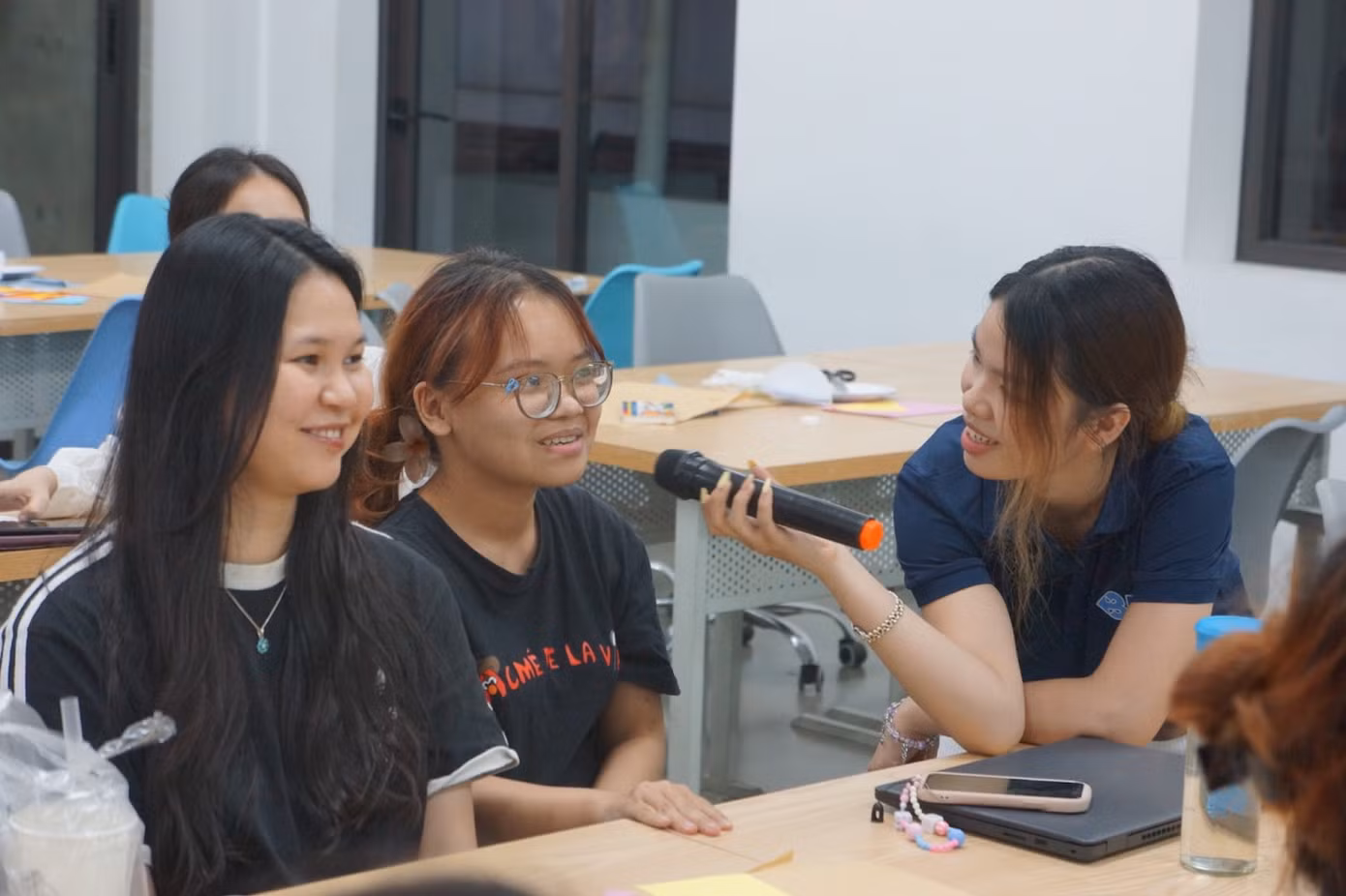 Các bạn sinh viên háo hức trả lời những câu hỏi từ Ban Tổ chức. Các bạn sinh viên háo hức trả lời những câu hỏi từ Ban Tổ chức.